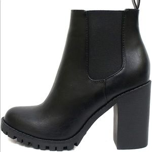 SODA Ankle Boot w/Lug Sole Elastic Gore and Chunky Heel NWT